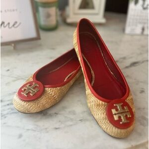 EUC TORY BURCH Reva Raffia Straw flats with gold emblem